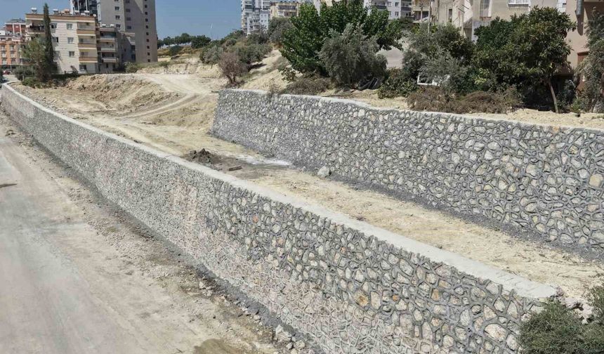 Tarsus'ta riskli bölgeye 240 metrelik istinat duvarı yapıldı
