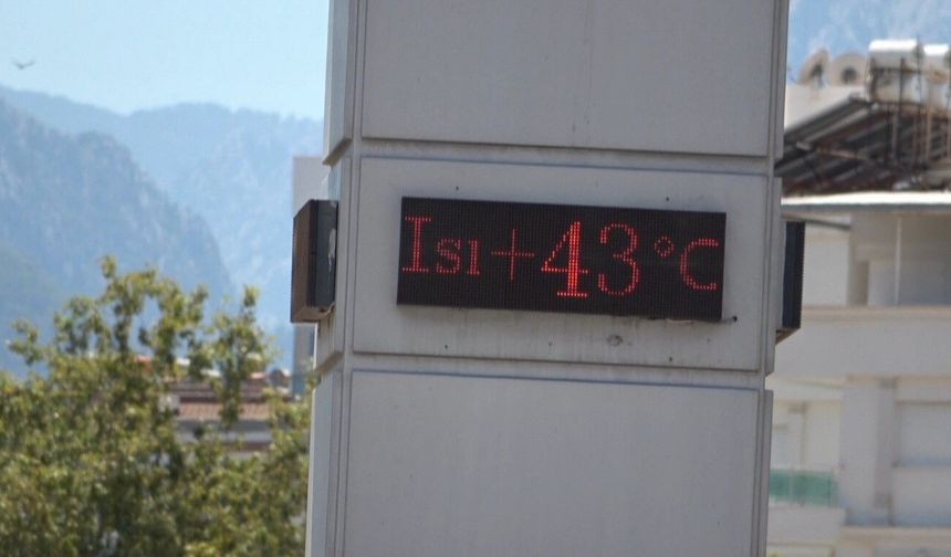 Termometrelerin 43 dereceyi gösterdiği Antalya'da sahiller doldu
