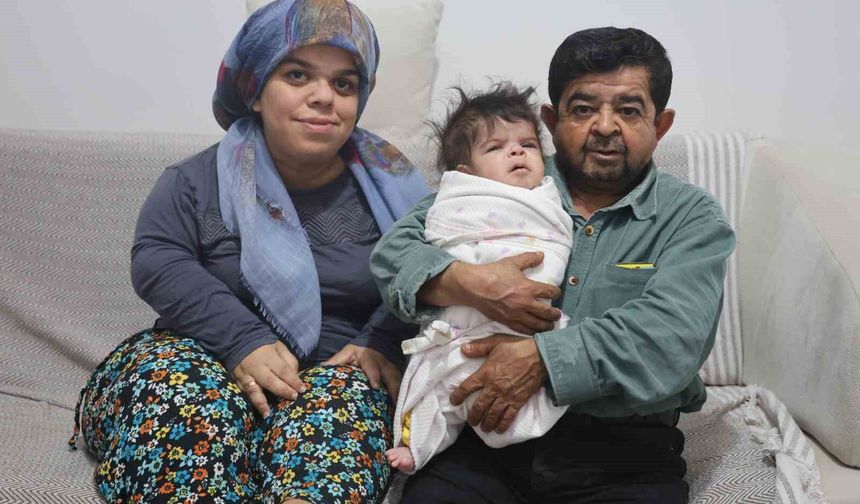 Yarım kalan aşklarını unutmayarak 21 yıl sonra evlenen cüce çiftin kızları dünyaya geldi