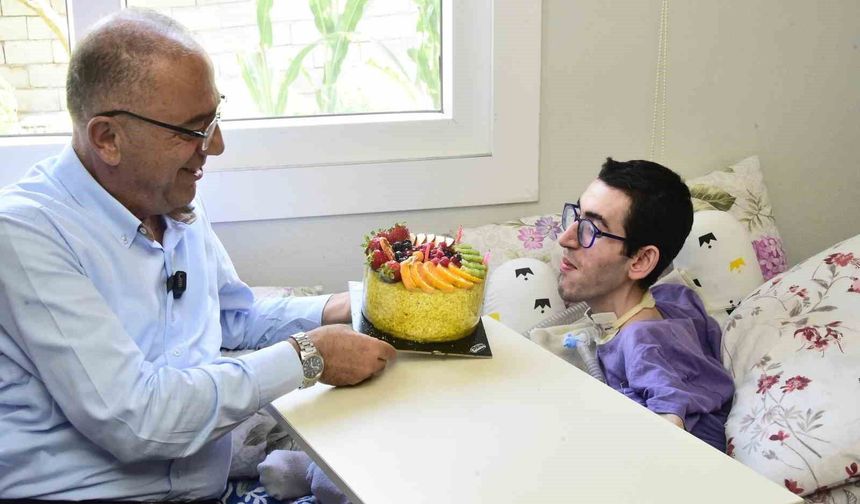 Yaşama sevincini kaybetmeyen kas hastası genç 26. yaşını kutladı