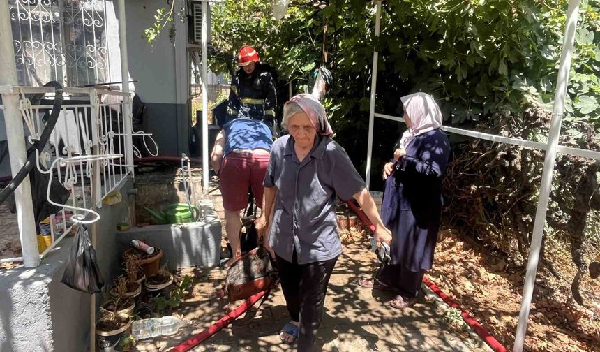 Yaşlı çift alevlerin sardığı evden komşuların uyarısıyla çıktı