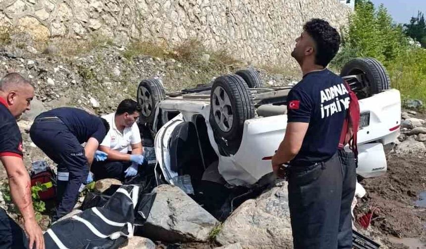 Adana'da otomobil dereye düştü: 2 ölü, 1 yaralı