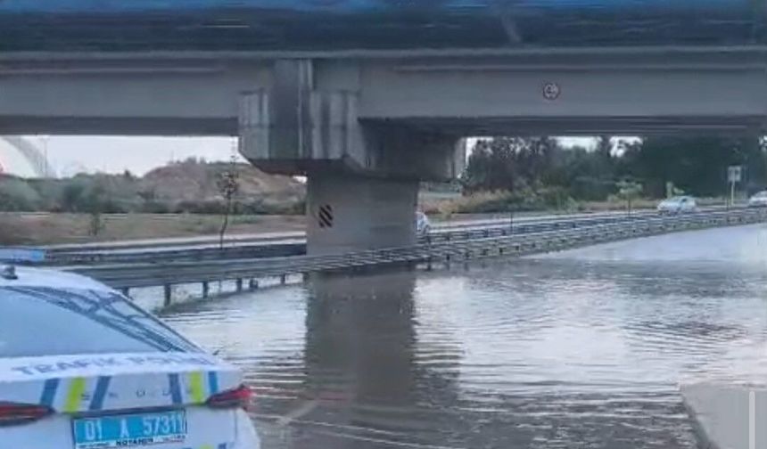 Adana'da sağanak ve kuvvetli rüzgar hayatı olumsuz etkiledi: Çatı sokağa düştü