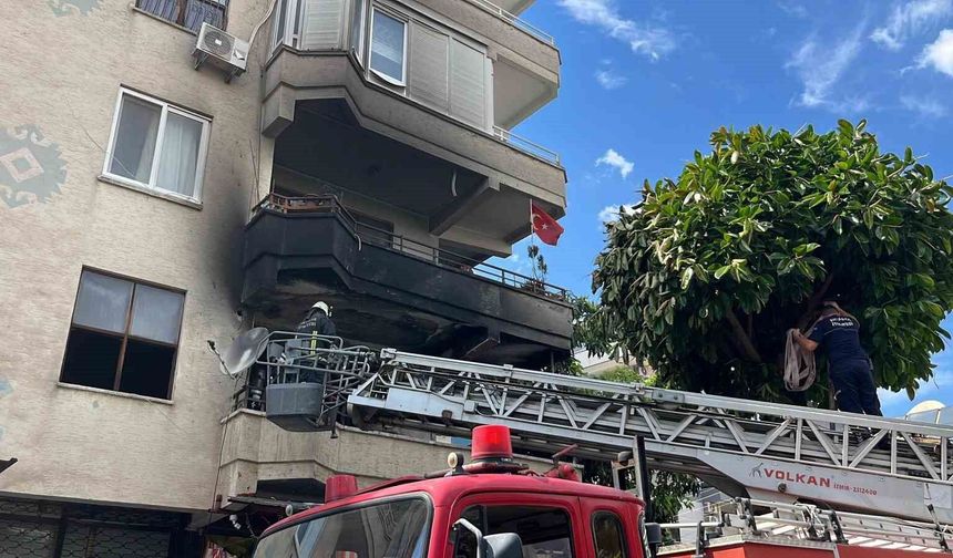 Alanya'da alevlere teslim olan dairede 3 çocuk dumandan etkilendi
