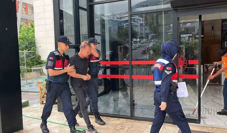 Alanya'da eşini ve kayınvalidesini bıçaklayan şahıs adliyeye sevk edildi