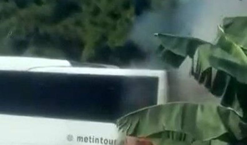 Alanya'da park halindeki tur otobüsünün motor bölümü alev aldı