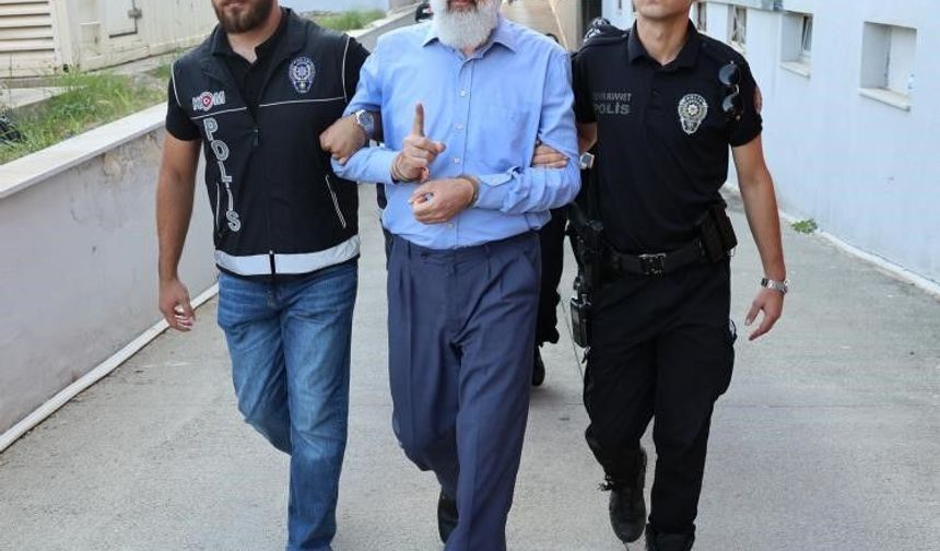 Alparslan Kuytul, kendinden habersiz hareket eden örgüt üyesinin sırtında sopa kırmış