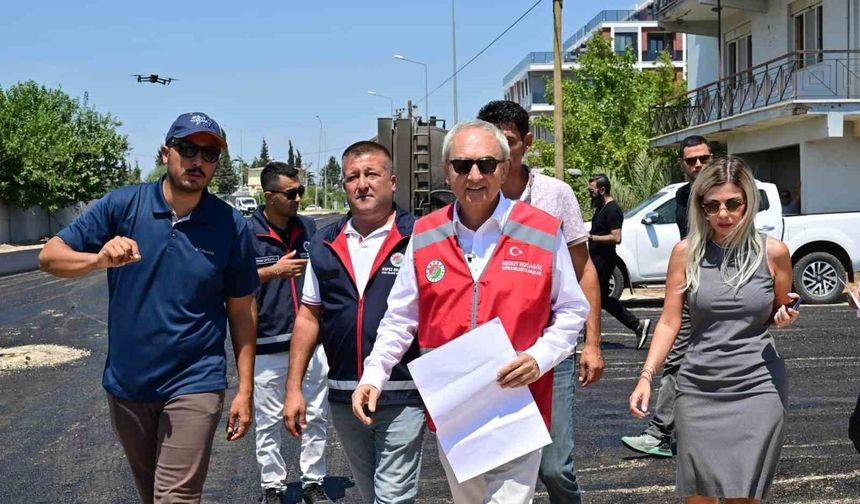 Altınova'da 4 mahalleyi birbirine bağlayan caddeye sıcak asfalt