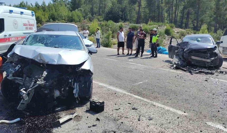 Antalya'da otomobiller çarpıştı: 1 ölü, 3 yaralı