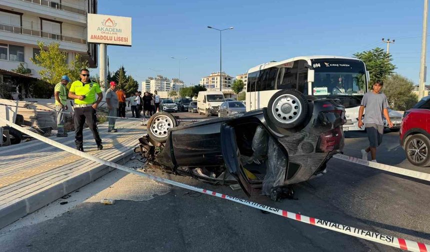 Antalya'da refüje çarpan otomobilin takla atma anı kamerada: 2 yaralı