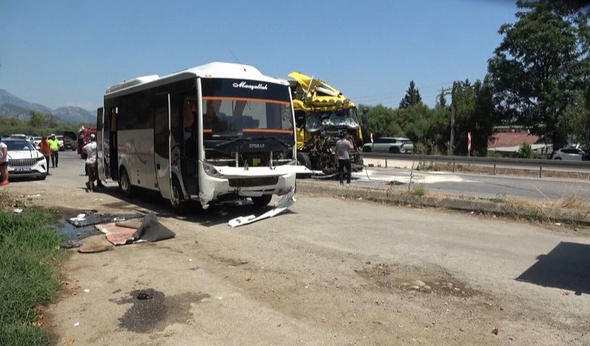 Antalya'da yolcu indirmek için duran midibüse tır arkadan çarptı: 11 yaralı
