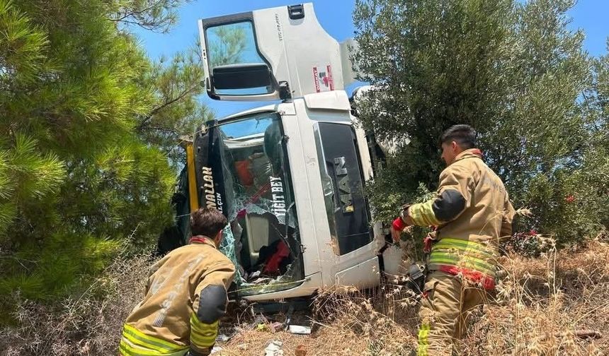 Arsuz'da devrilen kamyonun sürücüsü yaralandı