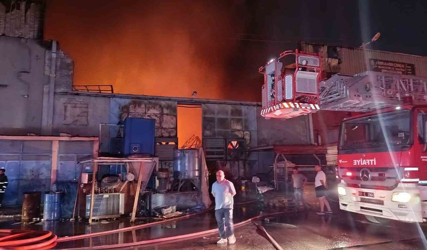 Ayakkabı tabanı üreten fabrika alevlere teslim oldu