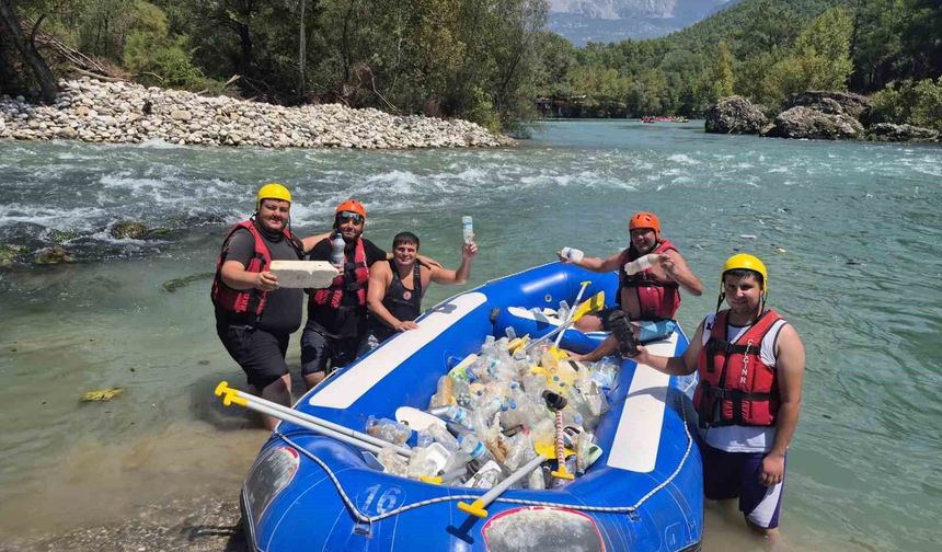 Beşkonak'ta raftingciler kürekleri bırakıp çöp topladı