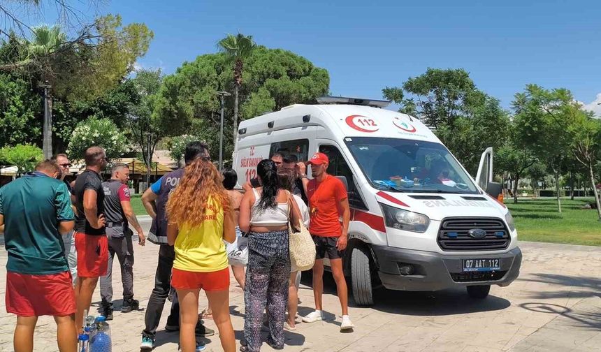 Boğulma tehlikesi geçiren gencin yardımına cankurtaranlar yetişti