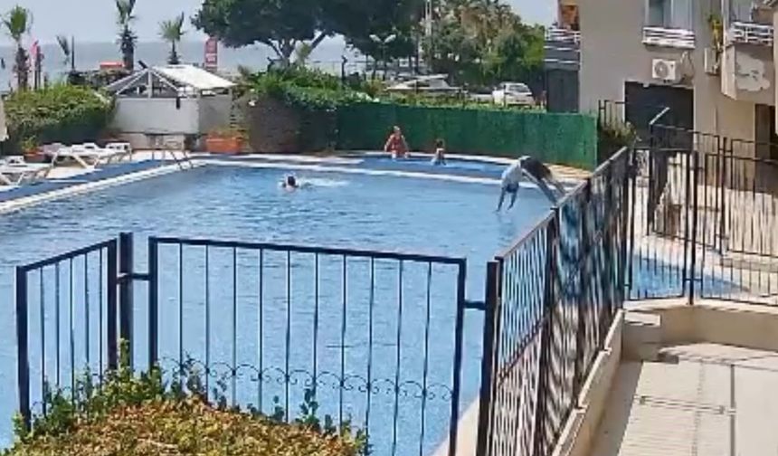 Boğulmak üzere olan çocuğu havuz görevlisi kurtardı