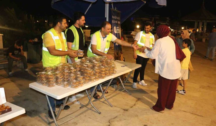 Büyükşehir Mevlit Kandil'inde 19 ilçede lokma ikram etti