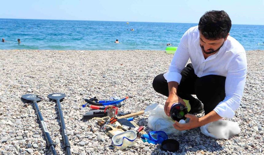 Denizin dibinde buldukları görenleri hayrete düşürüyor: Tatilcilerin denizde kaybettikleri, dalış yapan gencin ganimeti oluyor