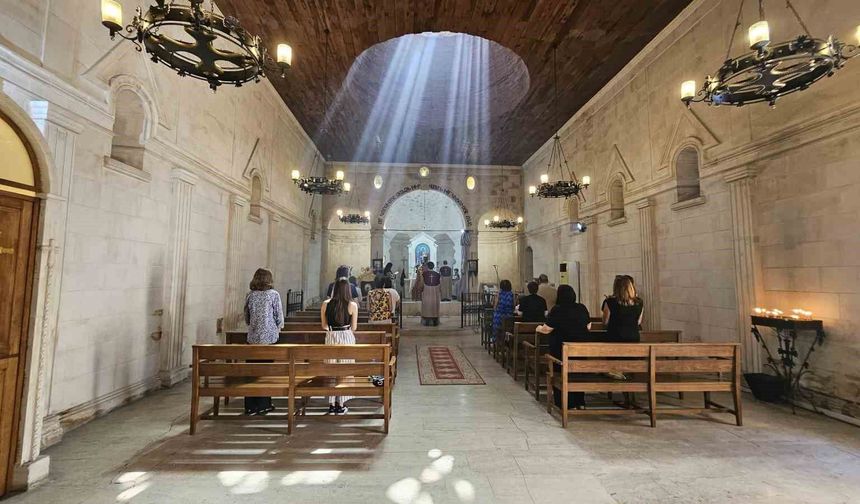 Depremde hasar gören 154 yıllık tarihi kilisede restorasyon çalışmalarına başlandı
