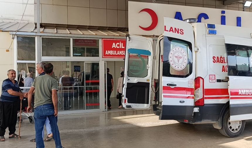 Devrilen traktörün altında kalan muhtar ağır yaralandı