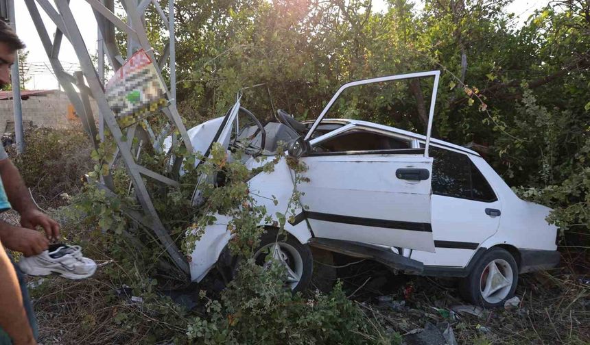 Elektrik direğine çarpan Tofaş hurdaya döndü, sürücü ağır yaralandı