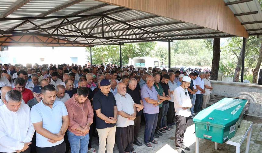 Göçükte hayatını kaybeden işçi Bekir Çelik, Kozan'da toprağa verildi