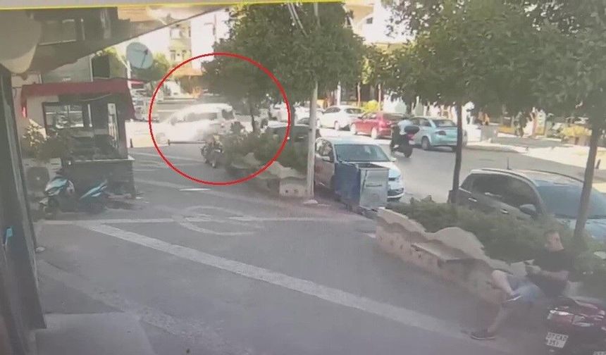 Hafif ticari araçla motosikletin çarpışma anı kamerada: 1 yaralı