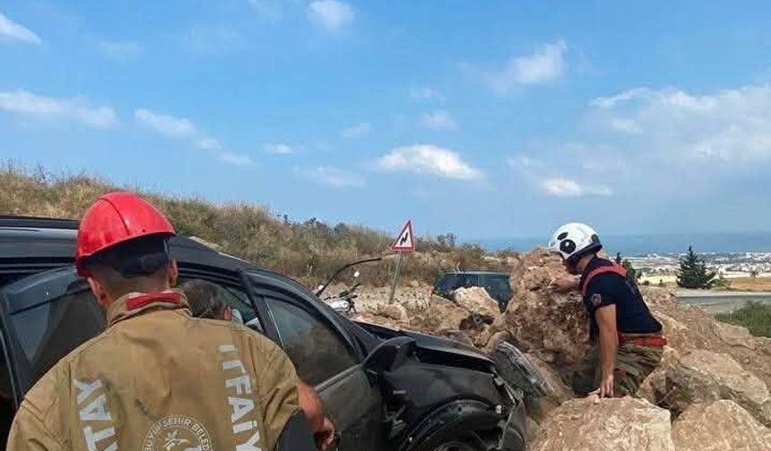 İskenderun'da kayalıklara çarpan otomobilin sürücüsü yaralandı