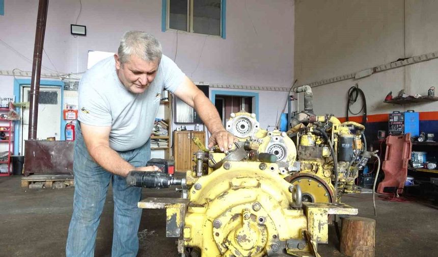 Isparta'da 10 yaşında şantiyelerdeki iş makinelerinin yanında başladığı mesleğini yarım asırdır sürdürüyor