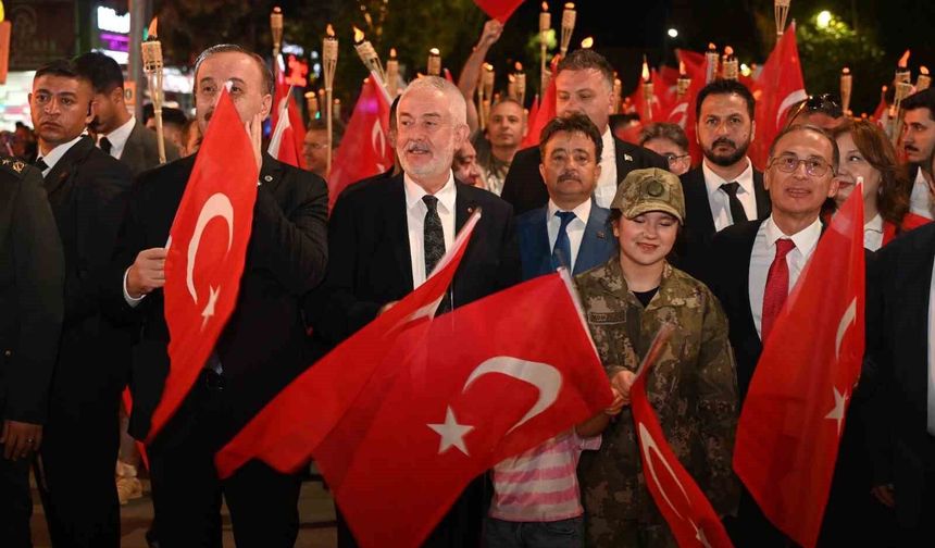 Isparta'da 30 Ağustos coşkusu fener alayı ve Kubat konseriyle yaşandı