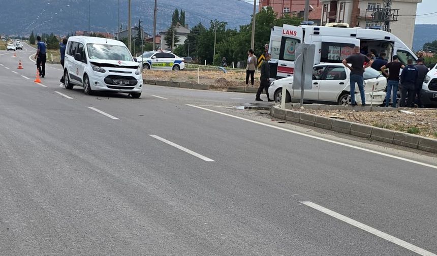 Isparta'da iki araç çarpıştı: 5 yaralı