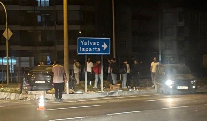 Isparta'da kavşakta iki otomobil çarpıştı: 3 yaralı