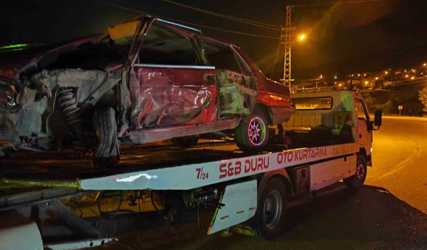 Isparta'da tırla çarpışan Fiat Tofaş araç hurdaya döndü: 2 yaralı