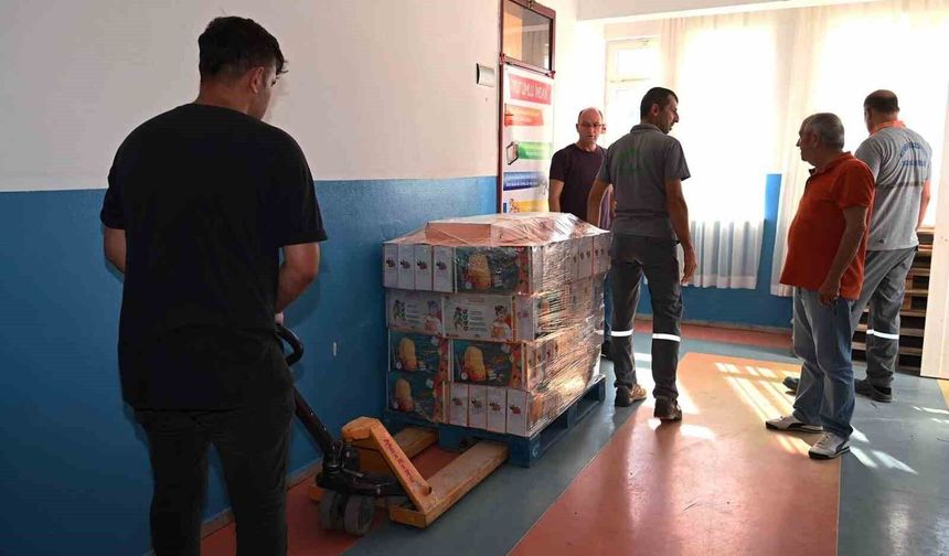 Kemer'de kırtasiye malzemelerinin dağıtımı devam ediyor