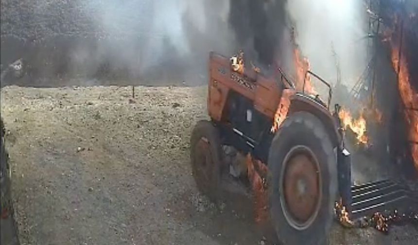 Kısa devre yapan traktör yanarak harekete geçti, saman balyalarını ve hayvanları yaktı