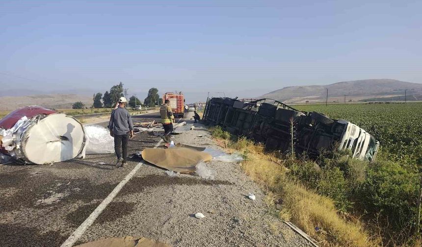 Kumlu'da kaza yapan tırdan yola rulo sac devrildi