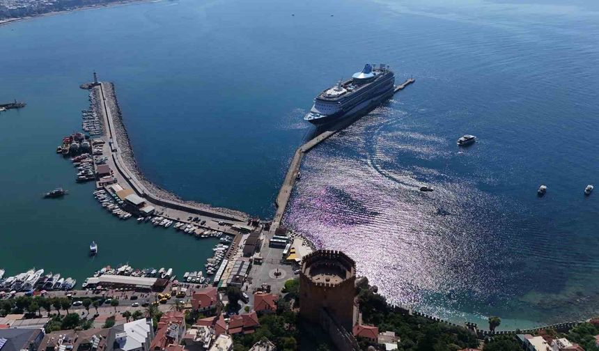 Lüks kruvaziyer bin 807 turist ile Alanya iskelesine demir attı