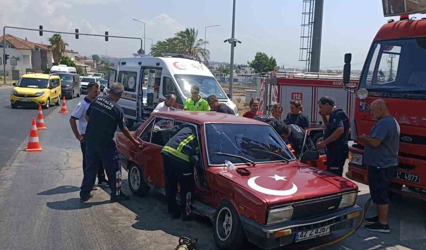 Manavgat'ta iki otomobil çarpıştı: 1 yaralı