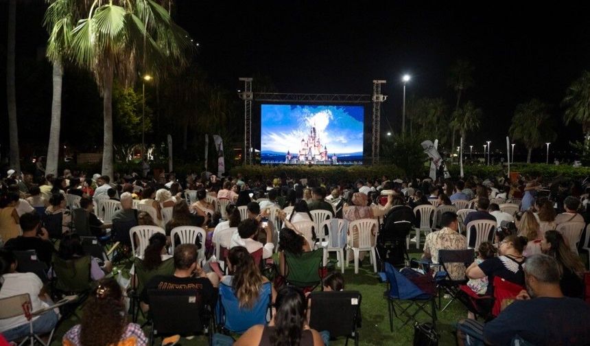 Mersin'de çocuklar yıldızların altında 'Yukarı Bak' filmini izledi
