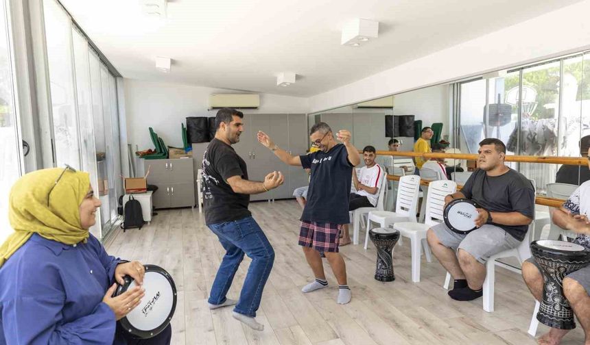 Mersin'de özel bireyler yazın tadını etkinliklerle çıkarıyor