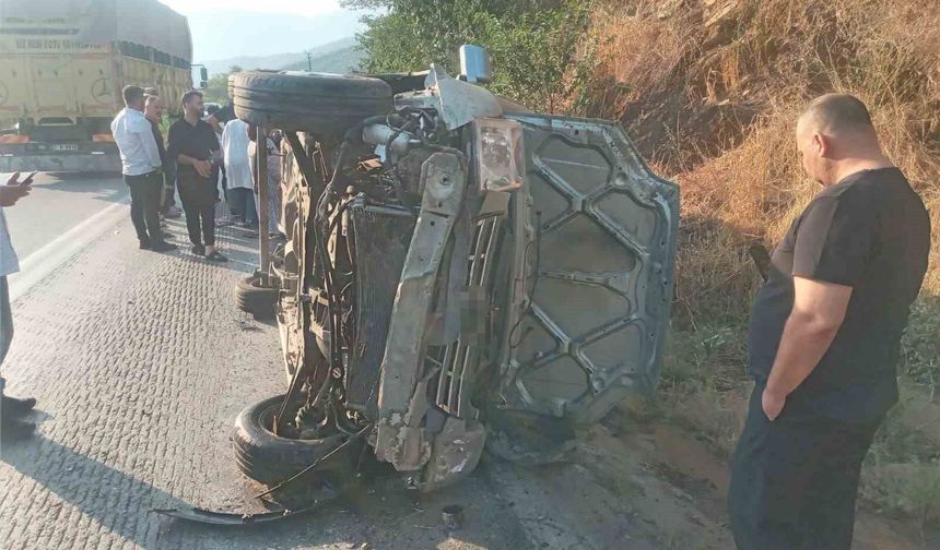 Osmaniye'de kontrolden çıkan hafif ticari araç yan yattı: 4 yaralı