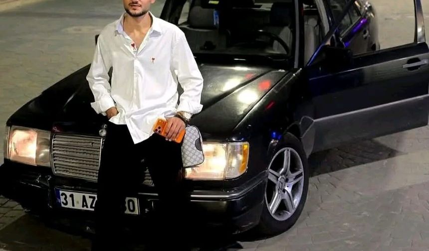 Otomobile ok gibi saplanan motosikletin sürücüsü hafif ticari aracın altında kalarak can verdiği kaza kamerada