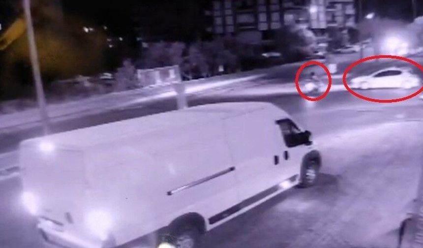 Otomobille çarpışan motosikletlinin yola savrulduğu anlar kamerada