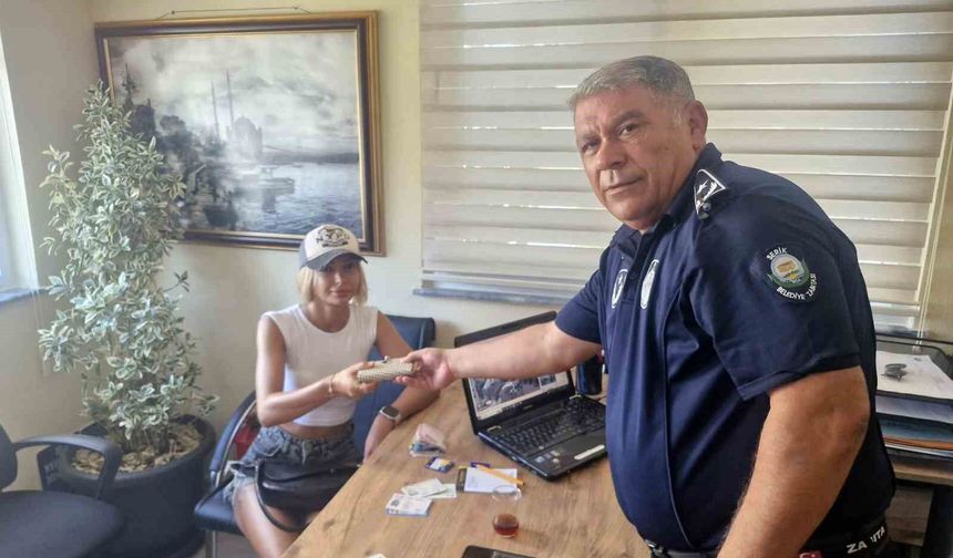 Serik'te zabıta ekipleri buldukları kayıp çantayı sahibine teslim etti