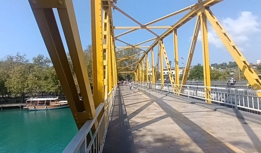 Sıcaktan bunalan çocukların Manavgat Irmağı'nda tehlikeli serinliği