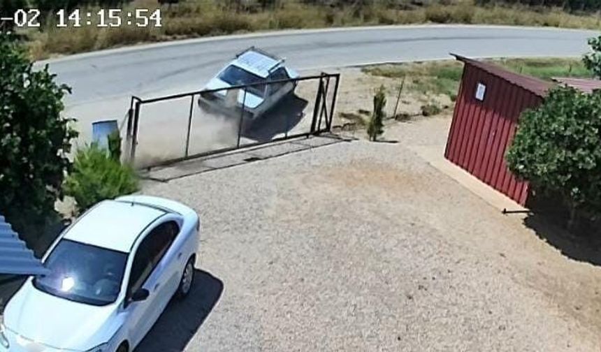 Takla atan otomobil güvenlik kamerasına yansıdı: Aynı aileden 2 kişi yaralandı, 3 çocuk kurtuldu