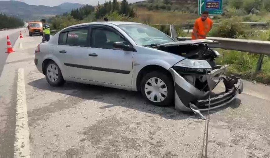 Yağışlı havada kontrolden çıkan otomobil bariyerlere çarptı: 4 yaralı