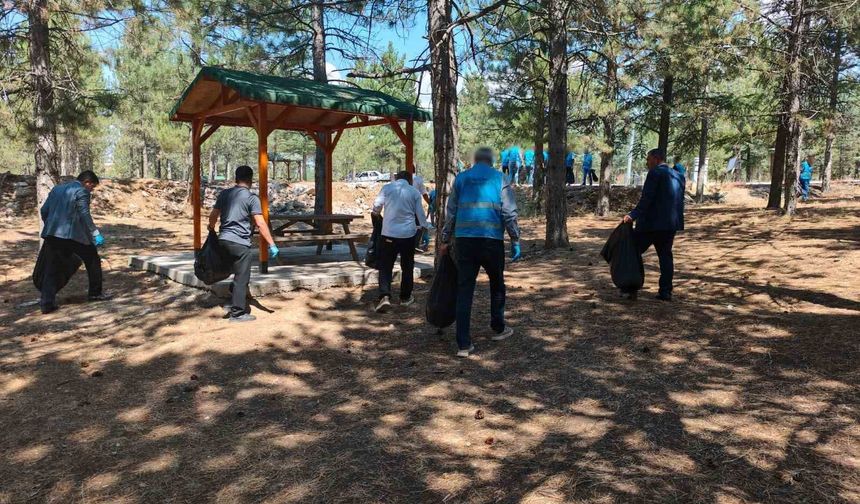 Yalvaç'ta denetimli serbestlik hükümlülerinden çevre temizliği