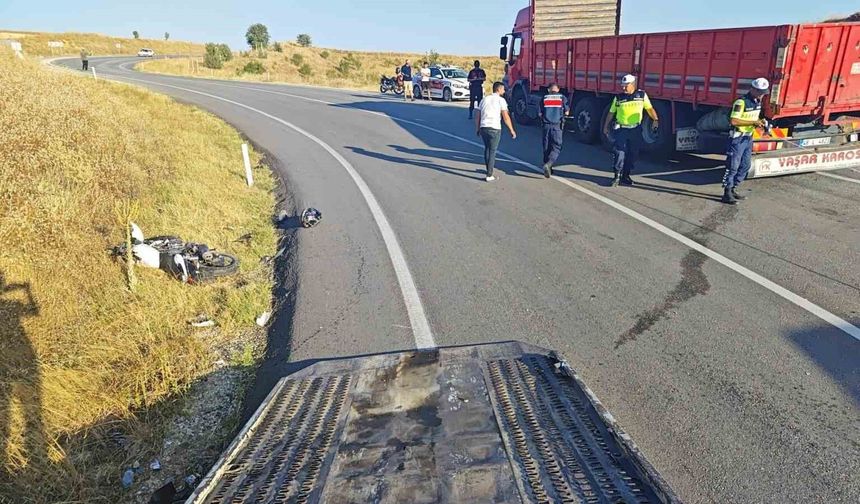 Yalvaç'ta kamyonla çarpışan motosikletli, kaskı sayesinde kazayı ağır yaralanmadan atlattı