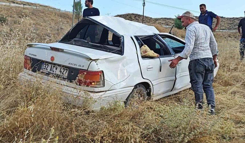Yalvaç'ta otomobil şarampole devrildi: 1 yaralı